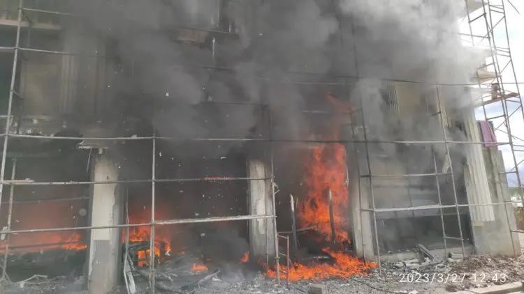 Diyarbakır'da inşaat halindeki 4 katlı binada yangın