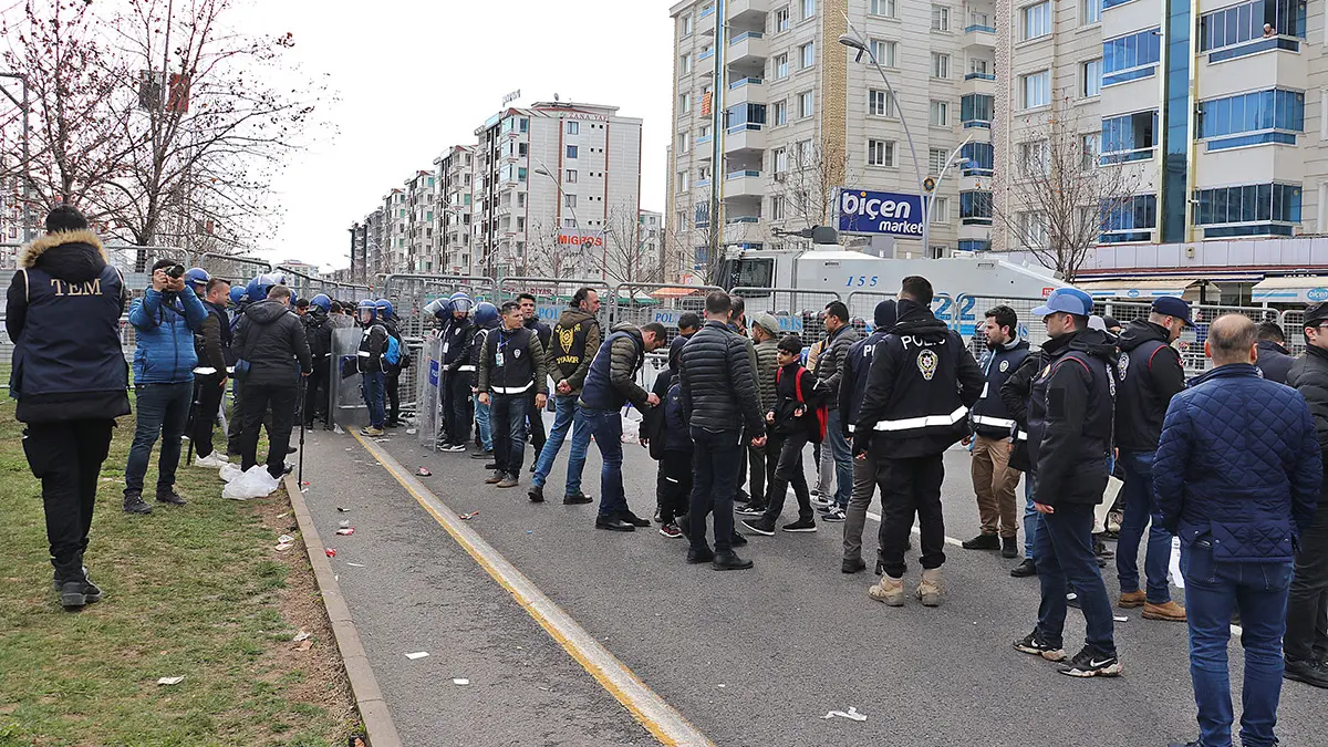 Diyarbakır'da nevruz etkinliğinde terör örgütü pkk'yı simgeleyen bez parçaları açılırken, örgütün elebaşı abdullah öcalan lehine sloganlar atıldı. Yaşanan gerginlikte atılan taşlardan 5 polis memuru yaralandı, 19 kişi gözaltına alındı.