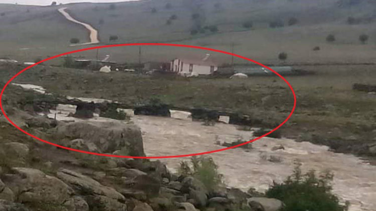 Diyarbakır'da sağanak; derme çatma köprü yıkıldı