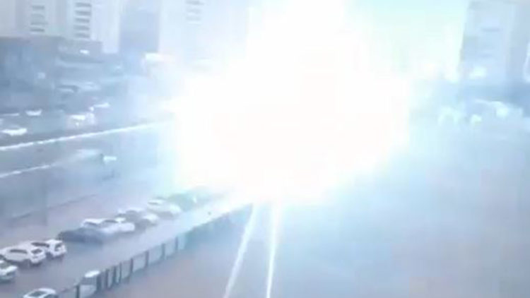 Diyarbakır'da yola yıldırım düştü