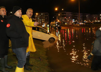 Selde mahsur kalan araçlar kurtarıldı