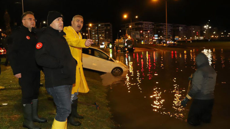Selde mahsur kalan araçlar kurtarıldı