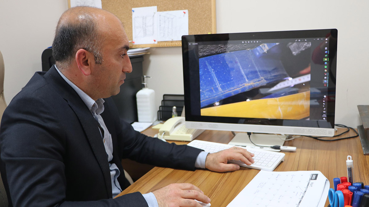 Doç. Dr. Barış Erdil, "Sismik izolatörler her binaya uygulanacak bir teknik değil. Bunun sınırları var. Sismik izolatörlerde bina basınç altında durmak zorunda" dedi.