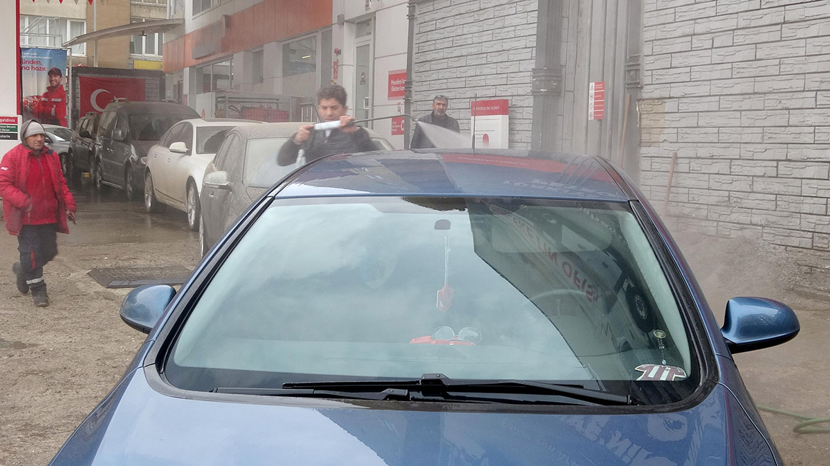 Doğu'da toz taşınımı sonrası yağmur; oto yıkamacılarda yoğunluk oluştu. Erzurum, Erzincan ve Ardahan'da toz taşınımının ardından yağmur etkili oldu.