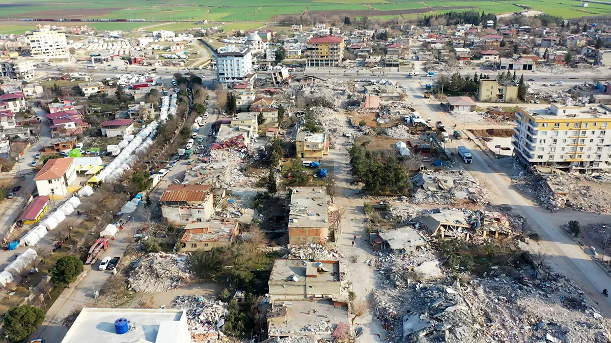 Dron pilotlarının çektiği görüntüler afetin boyutunu gözler önüne serdi