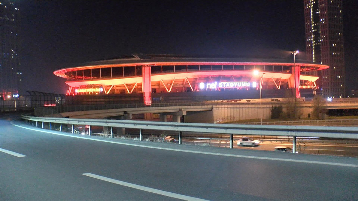 Her yıl 190'dan fazla ülke ve bölgede milyonların bir saatliğine iklim krizine dikkat çekmek için ışıklarını kapatarak koordine olduğu Dünya Saati etkinliğinde, bu yıl ışıklar, saat 20.30'da deprem felaketinde yaşamını yitirilenleri anmak için kapatıldı.