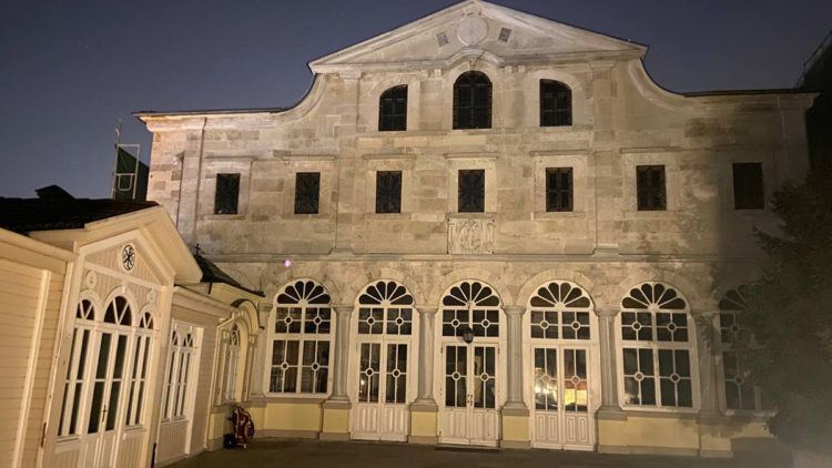 Dünya Saati etkinliğinde ışıklar depremzedeler için kapandı