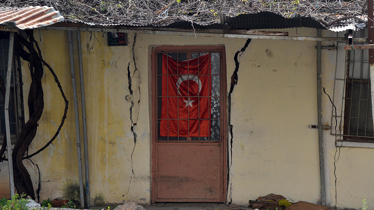 Duvarları çatlayan gecekonduda yaşam mücadelesi