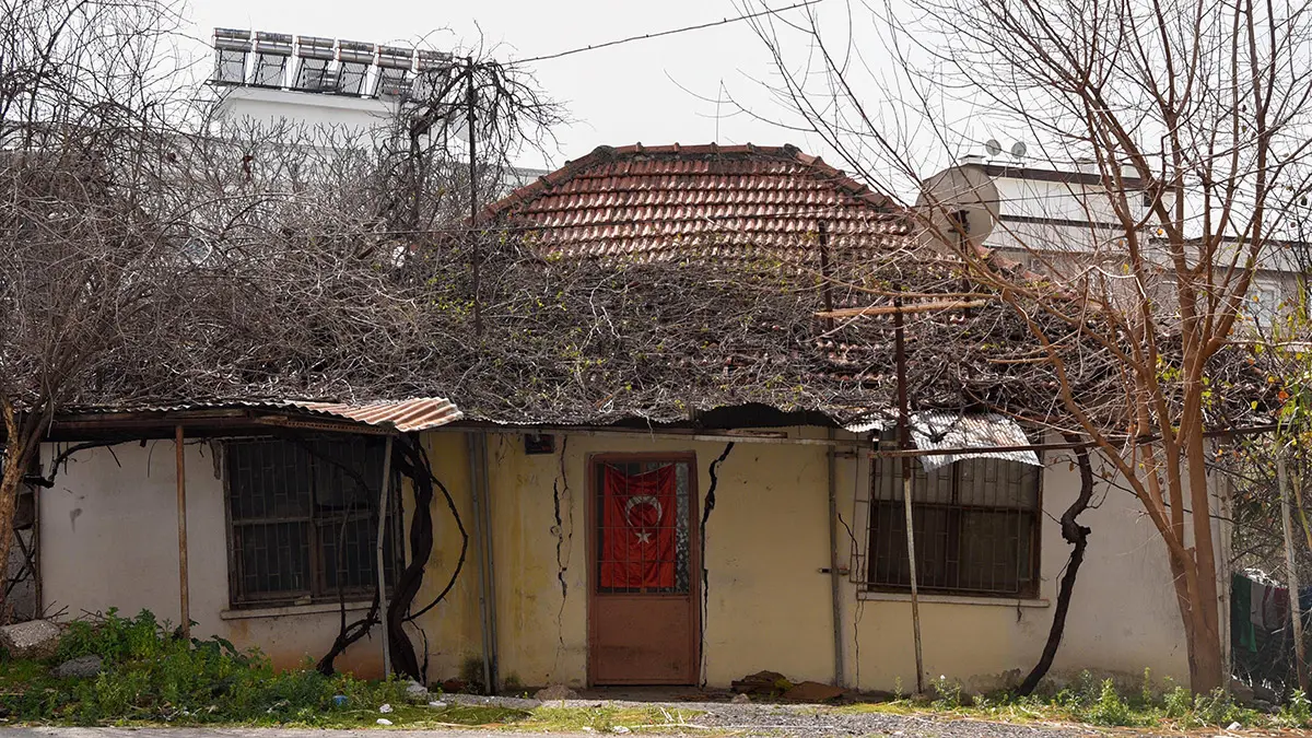 Antalya'da 'yediarıklar' olarak bilinen bölgede duvarları çatlayan gecekonduda oturanlar, son depremlerle evlerinin yıkılması endişesini yeniden hissetti.