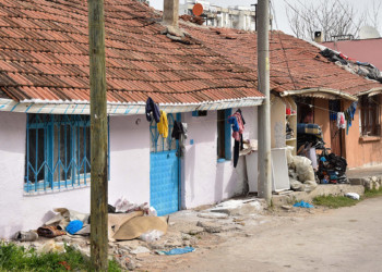 Duvarları çatlayan gecekonduda yaşam mücadelesi