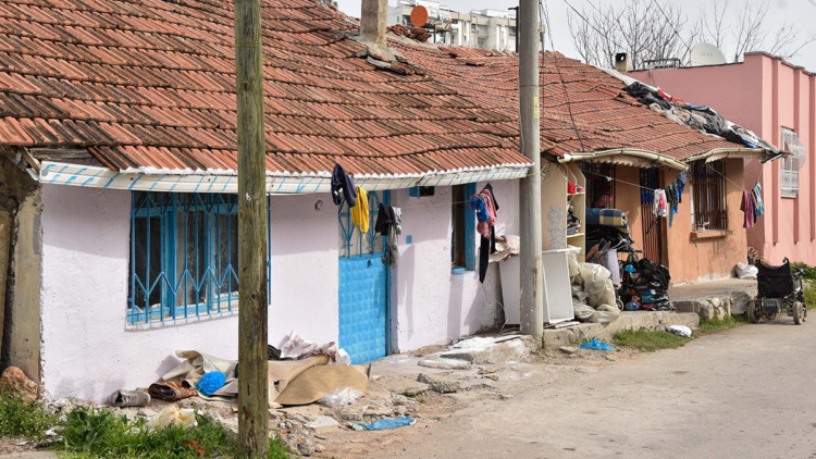 Duvarları çatlayan gecekonduda yaşam mücadelesi