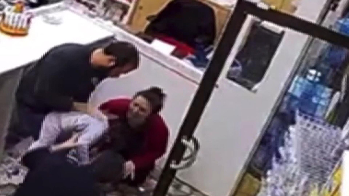 Eczacının Heimlich manevrası hayat kurtardı