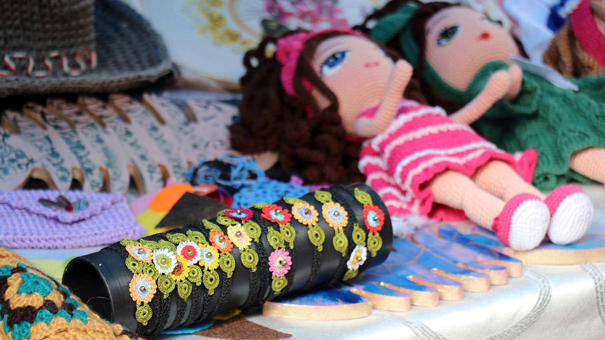 Edirne'de kadınlar, 8 Mart Dünya Kadınlar Günü dolayısıyla geliri depremzedelere gönderilmek üzere evlerinde hazırladıkları tatlı, hamur işi ve el örgüsü ürünler ile 'Dayanışma yaşatır' sloganıyla kermes düzenledi.