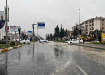 Elazığ'da sağanak; Elazığ-Malatya karayolu ulaşıma kapandı