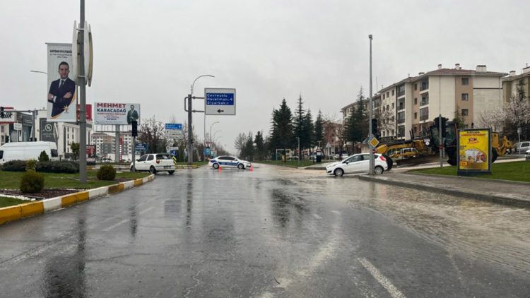 Elazığ'da sağanak; Elazığ-Malatya karayolu ulaşıma kapandı