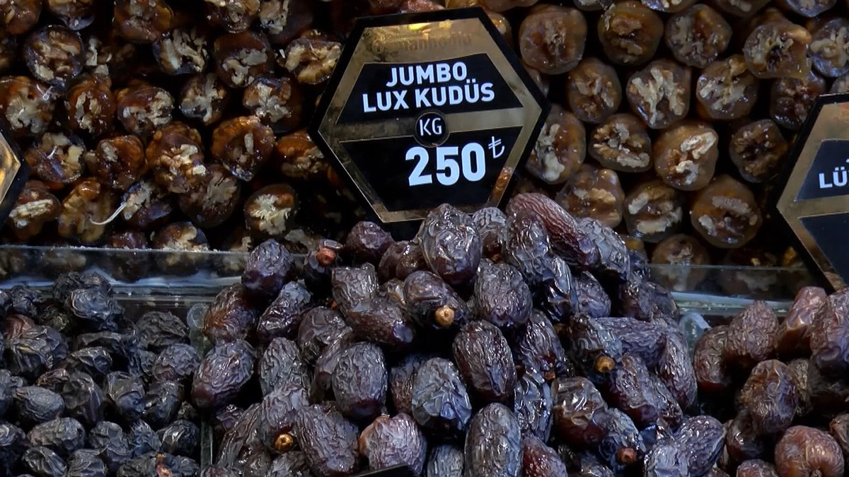 Eminönü'nde Ramazan ayının başlamasına sayılı günler kala alışveriş hareketliliği yaşandı. Alışverişe gelenlerden bazıları fiyatları yüksek bulurken bazıları ise uygun buldu.