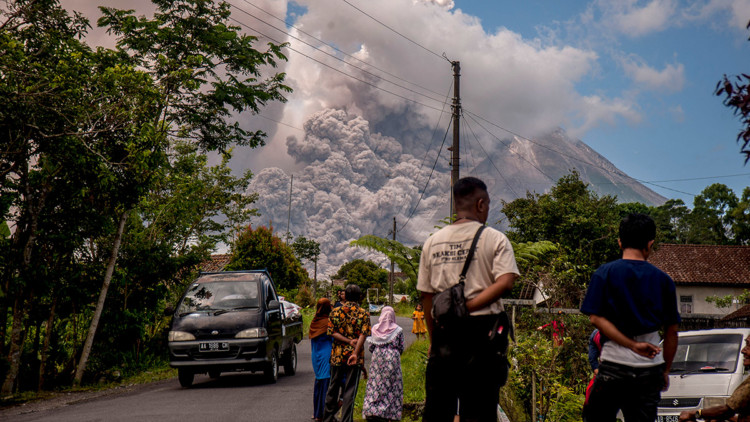 Endonezya'da Merapi yanardağında patlama