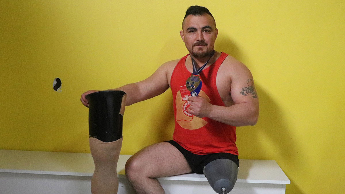 Hakan dağ (36), protez bacağıyla katıldığı türkiye halter şampiyonası'nda aldığı ödülü depremzedelere bağışladı. Dağ, "7 kez türkiye şampiyonu oldum ancak bu şampiyonanın yeri benim için ayrı oldu" dedi.