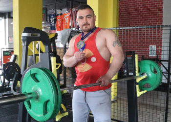 Halter Şampiyonası'nda aldığı ödülü depremzedelere bağışladı