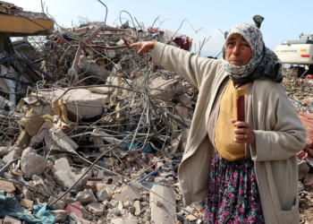 Enkazdan 20 günlük torunu sağ çıkarıldı; Oğlunun hatırasını bekliyor