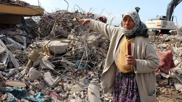 Enkazdan 20 günlük torunu sağ çıkarıldı; Oğlunun hatırasını bekliyor