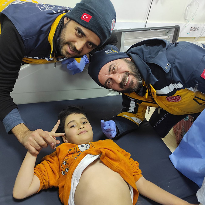 Enkazdan 84'üncü saatte kurtarılan Batu, 'Okullar tatil oldu mu?' diye sormuş