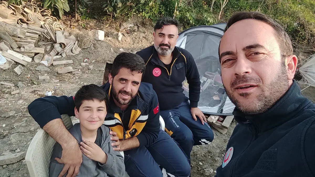 Kahramanmaraş merkezli depremlerde enkazdan 84'üncü saatte kurtarılan batu hüzmeli'nin (10), hastaneye giderken sağlık görevlilerine "okula gidemedim, okullar tatil oldu mu? " diye sorduğu belirtildi.