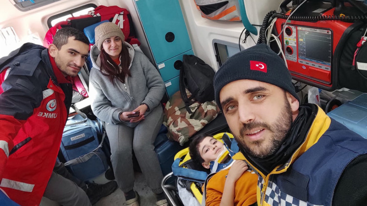 Enkazdan 84'üncü saatte kurtarılan Batu, 'Okullar tatil oldu mu?' diye sormuş