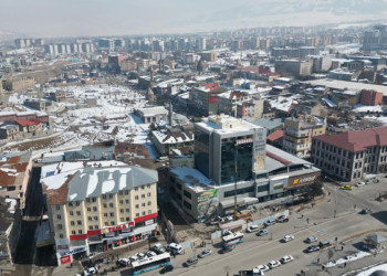 Erzurum'da 47 yıllık 9 katlı bina yıkılıyor