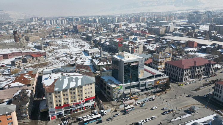 Erzurum'da 47 yıllık 9 katlı bina yıkılıyor