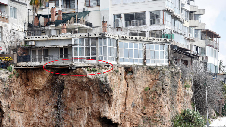 Antalya'da falezlerdeki binalar endişe yarattı