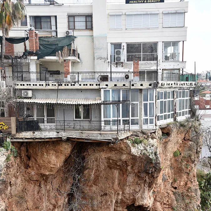 Antalya'da falezlerdeki binalar endişe yarattı