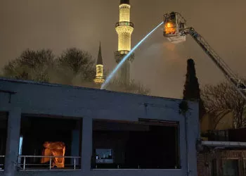 Fatih'te 3 katlı metruk binada yangın