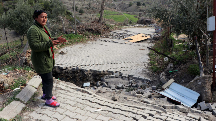 Fay hattının geçtiği yol çöktü, müstakil evin yönü değişti