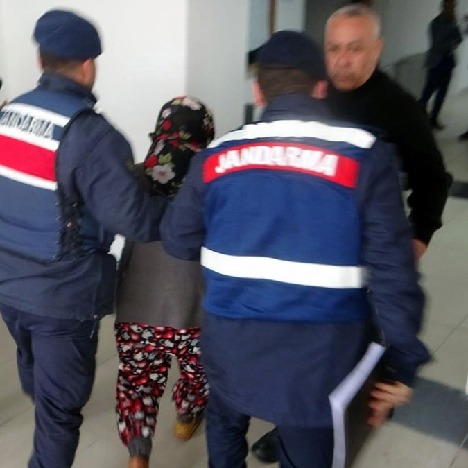 Muğla'nın Yatağan ilçesinde evinde üzerine benzin dökerek kendini ateşe verdiği ileri sürülen 3 çocuk annesi Figen Çoban'ın ölümüyle ilgili olarak gözaltına alınan eşi Mehmet Çoban (44), kayınbiraderi Süleyman Çoban (43) ile kayınvalidesi Hatice Çoban tutuklandı.