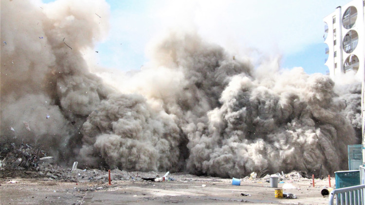 Galeria Sitesi'nin kontrollü yıkımında A Blok çöktü