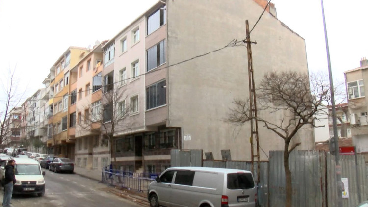 Gaziosmanpaşa'da çatlakların oluştuğu bina tahliye edildi