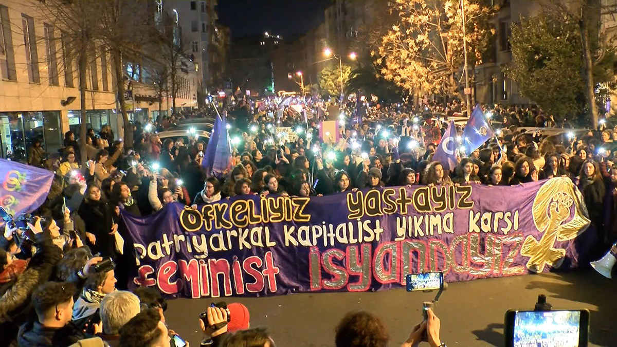 Kadınlar Taksim Meydanı'nda şiddete uğradı