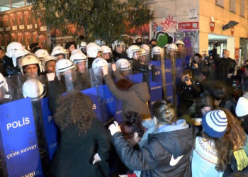 Kadınlar Taksim Meydanı'nda şiddete uğradı