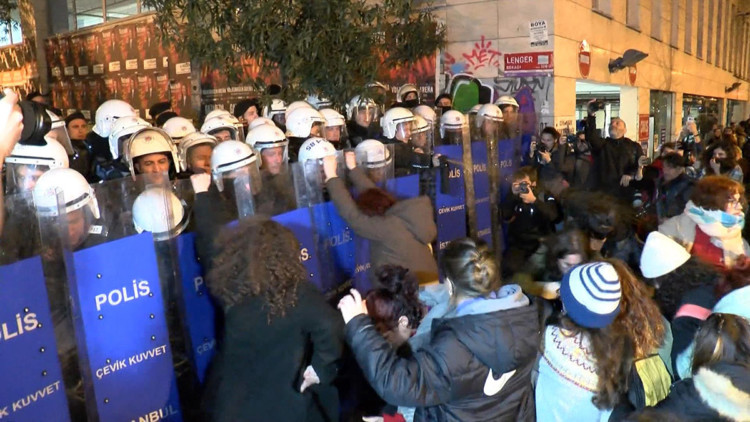 Kadınlar Taksim Meydanı'nda şiddete uğradı