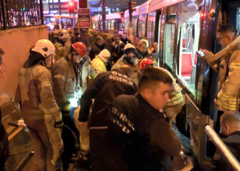 Tramvay ile peron arasına yolcu sıkıştı