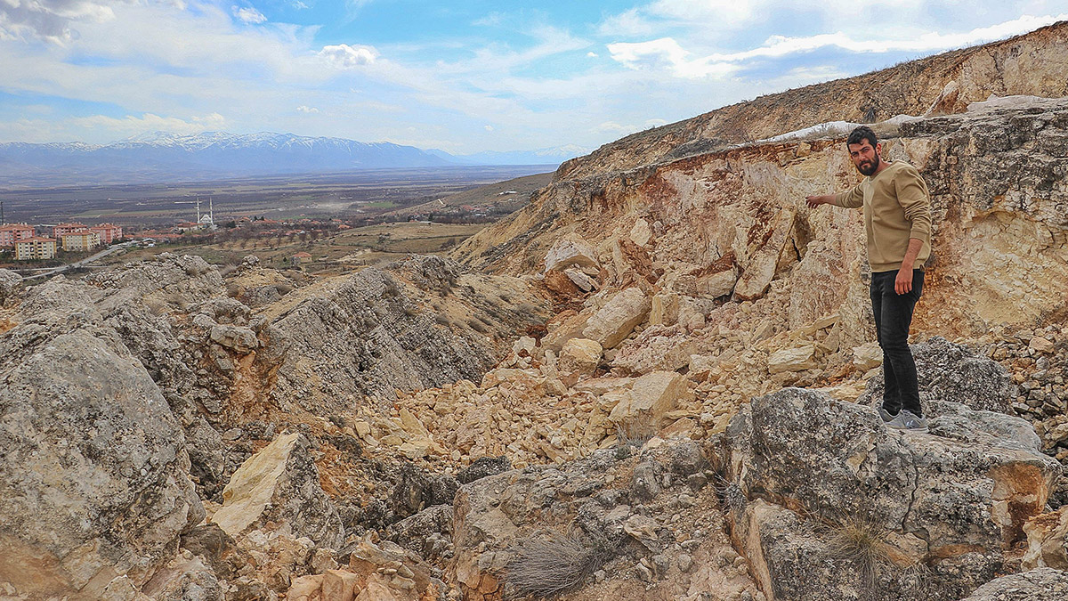 Geyiktepesi'nde dev yarık ve çatlaklar oluştu