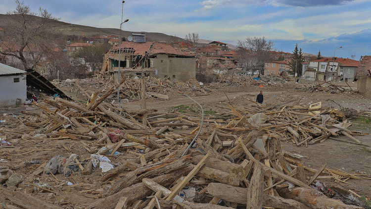 Geyiktepesi'nde dev yarık ve çatlaklar oluştu