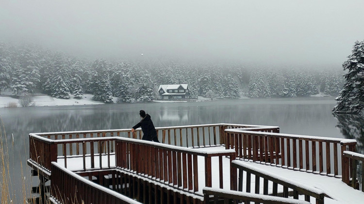 Gölcük Tabiat Parkı kar yağışıyla beyaza büründü