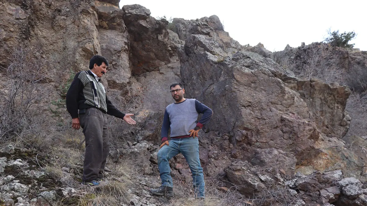 Ardahan göle'de 5 büyüklüğündeki deprem sonrası kopan büyük kaya parçası, erzurum'un olur ilçesine bağlı ormanağzı mahallesi'ndeki 6 ev ile ahır ve bahçeleri bulunan pokens mevkisinde yaşayanları korkutuyor. Bölgedeki küçük çaplı depremler sonrası tedirginliği artan mahalleli, tedbir alınmasını istiyor.