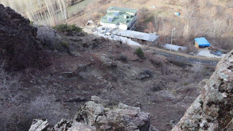 Göle'de 5 büyüklüğündeki deprem sonrası kopan kaya korkutuyor