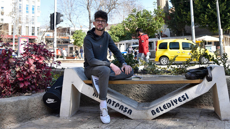 Görme engelli halter sporcusu depreme uykuda yakalandı