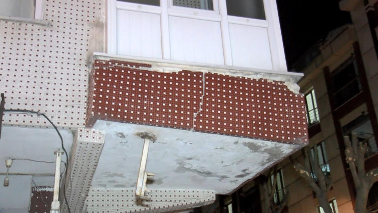 Güngören'de apartmanın balkonunda çatlak oluştu