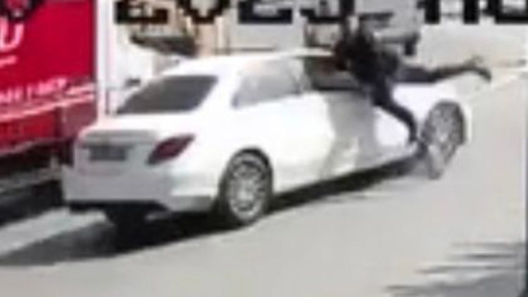 Skuterla ters yönden ilerlerken otomobil çarptı