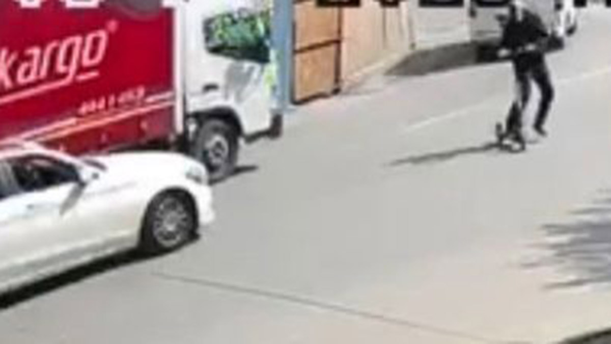 Skuterla ters yönden ilerlerken otomobil çarptı